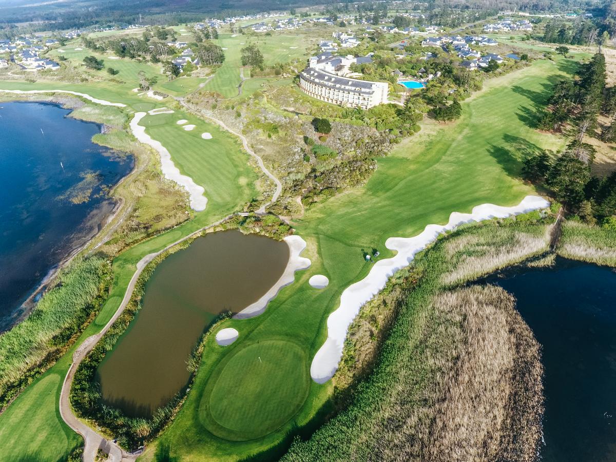 Arabella Hotel, Golf And Spa 赫曼努斯 外观 照片 Aerial view of the 18th hole at the 2016 U.S. Open